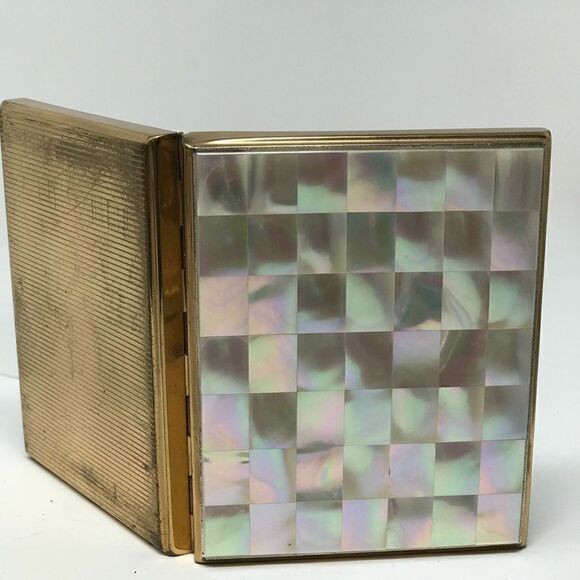 MOP Compact with original comb and many compartments. - Picture 2 of 8